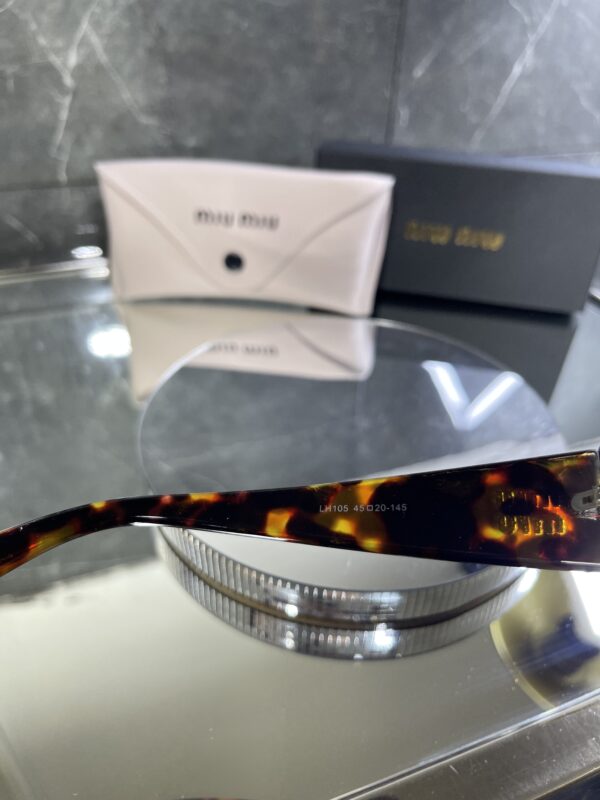 Miu Miu Geometrik Leopar çerçeve Kahve cam gold Miu detay 526
