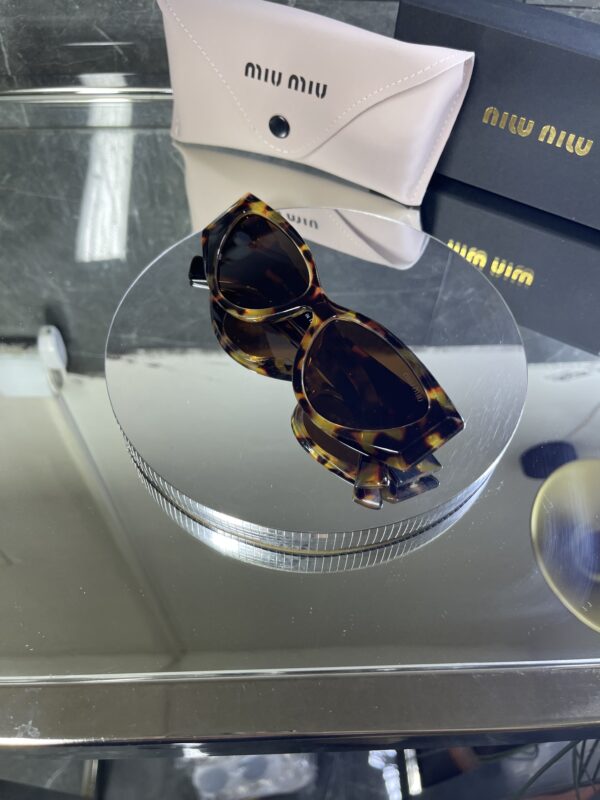 Miu Miu Geometrik Leopar çerçeve Kahve cam gold Miu detay 526