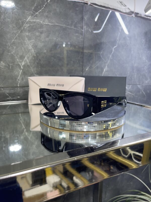Miu Miu Geometrik siyah cam gold Miu detay 525