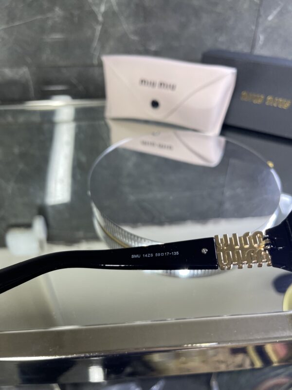 Miu Miu Siyah Çerçeve Siyah cam. 524