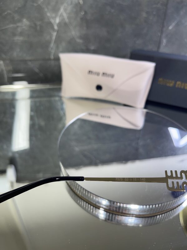 Miu Miu Geometrik Pudra cam 518