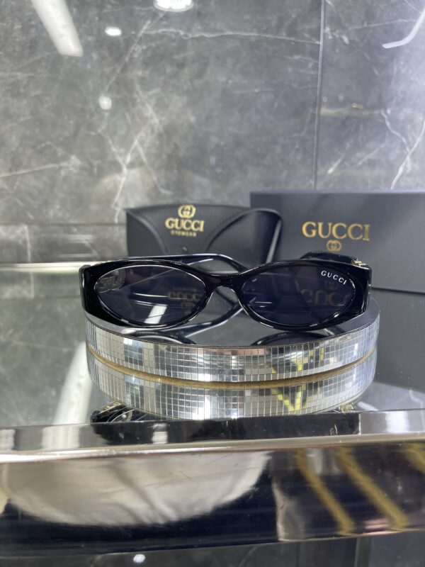 Gucci Oval Siyah çerçeve Siyah cam 560