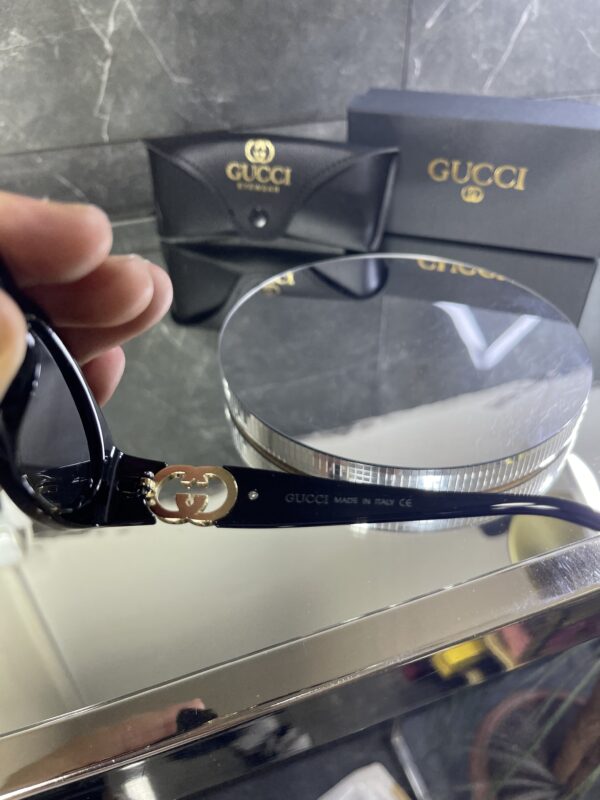 Gucci Oval Siyah çerçeve Siyah cam 560