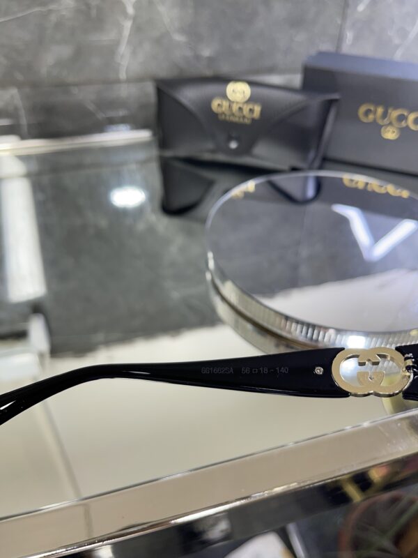 Gucci Oval Siyah çerçeve Siyah cam 560