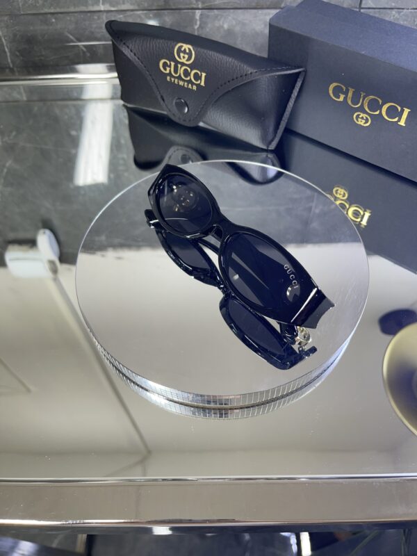 Gucci Oval Siyah çerçeve Siyah cam 560