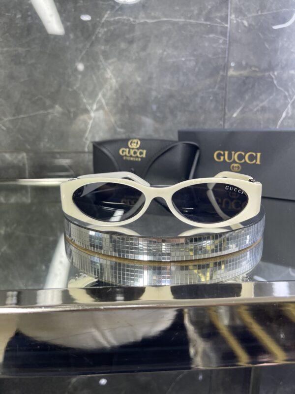 Gucci Oval Krem çerçeve Siyah cam 559