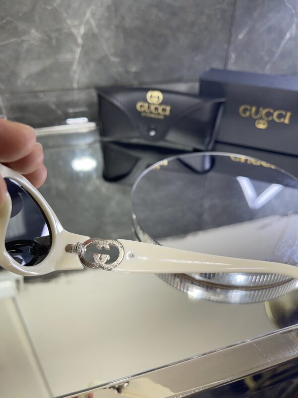 Gucci Oval Krem çerçeve Siyah cam 559