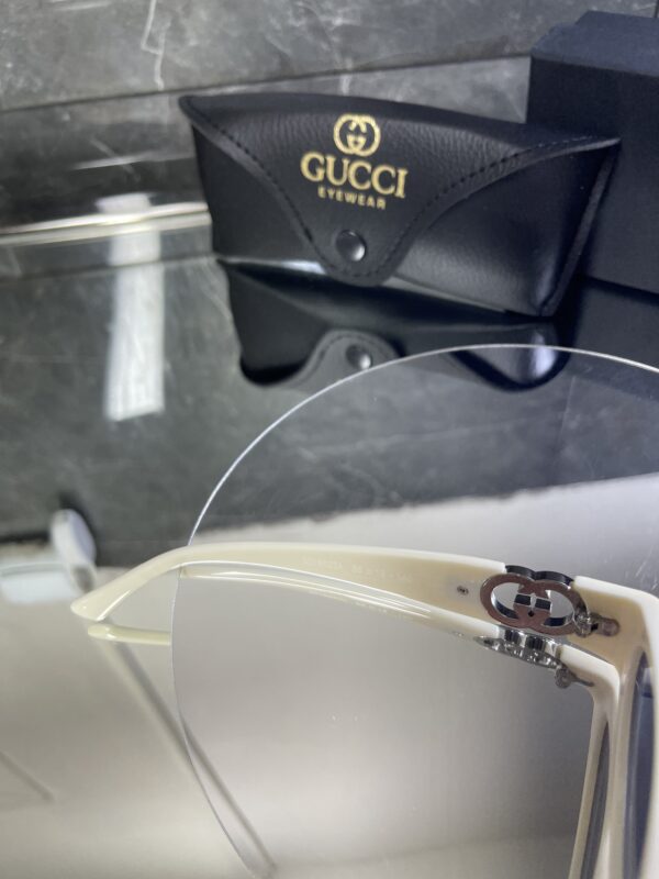 Gucci Oval Krem çerçeve Siyah cam 559