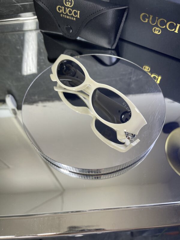 Gucci Oval Krem çerçeve Siyah cam 559