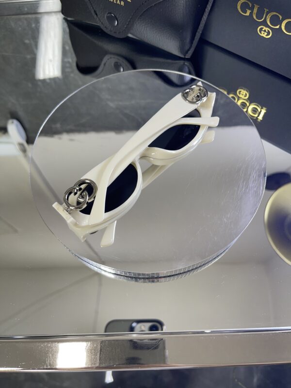 Gucci Oval Krem çerçeve Siyah cam 559