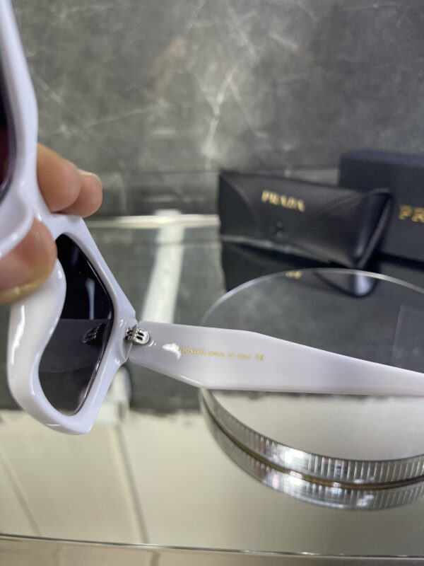 Prada Beyaz Kare Çerçeve siyah cam 557