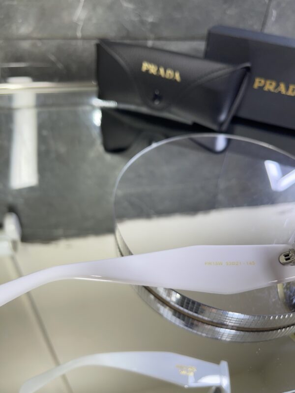 Prada Beyaz Kare Çerçeve siyah cam 557