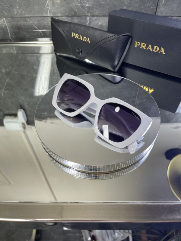 Prada Beyaz Kare Çerçeve siyah cam 557