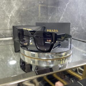 Prada Kare Siyah Çerçeve Siyah Cam 556