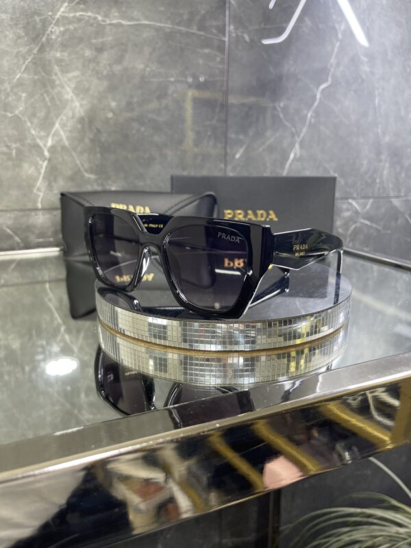 Prada Kare Siyah Çerçeve Siyah Cam 556