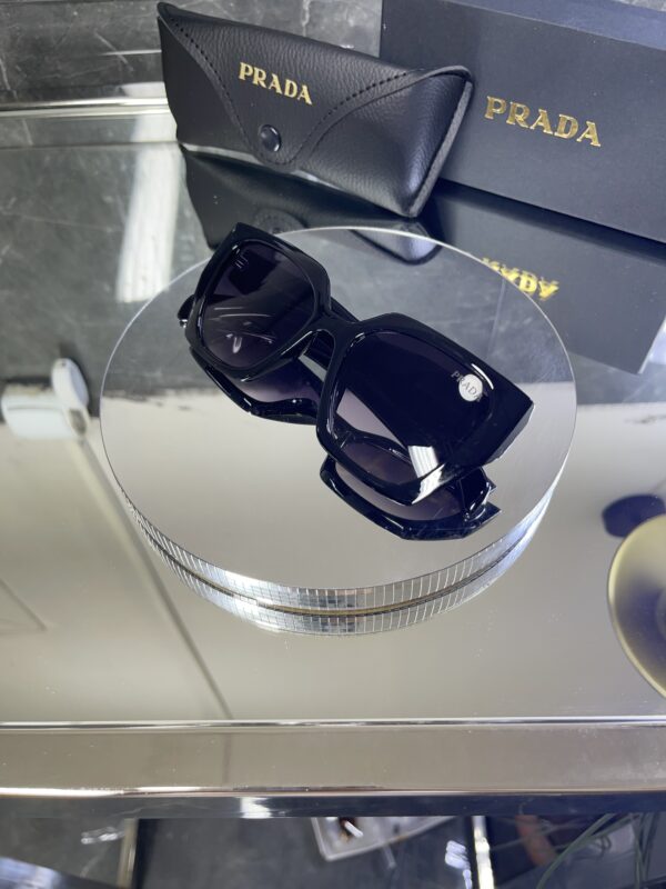 Prada Kare Siyah Çerçeve Siyah Cam 556