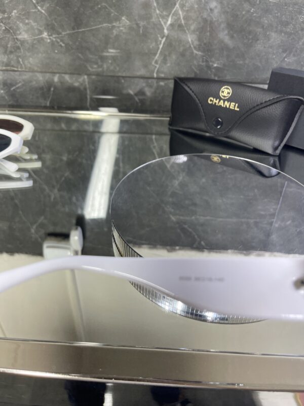 Chanel Siyah çerçeve Beyaz detay kahve cam 572