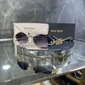 Miu Miu Geometrik Miu detay Siyah degrade cam 607