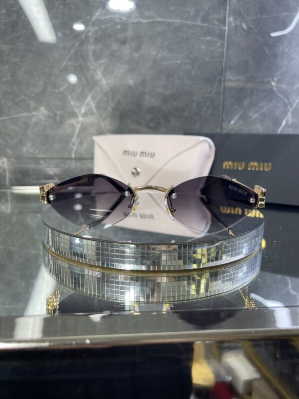Miu Miu Geometrik Miu detay Siyah degrade cam 607