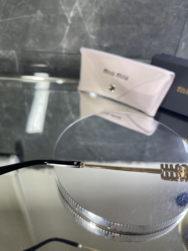 Miu Miu Geometrik Miu detay Siyah degrade cam 607