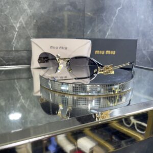 Miu Miu Oval Geometrik Siyah degrade cam 605