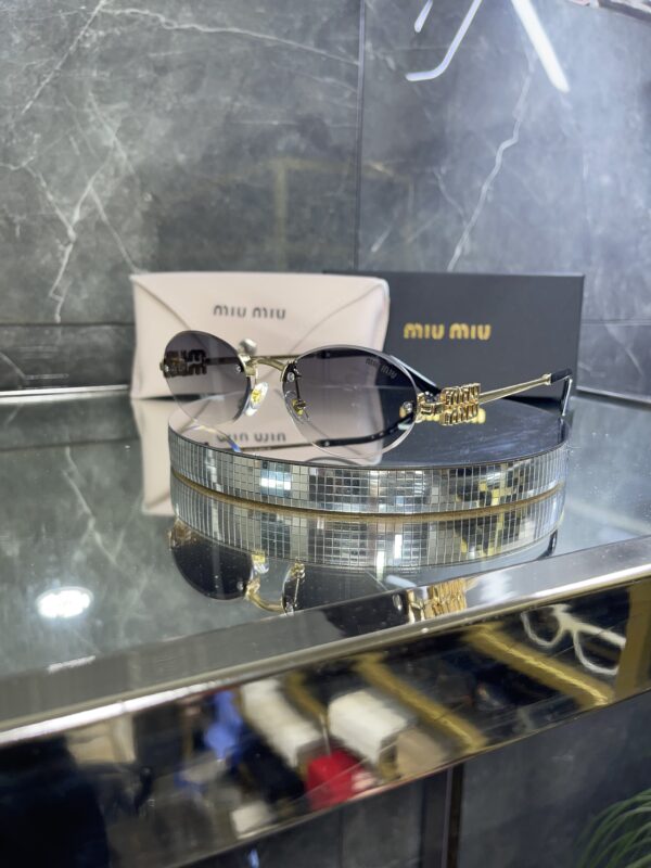 Miu Miu Oval Geometrik Siyah degrade cam 605