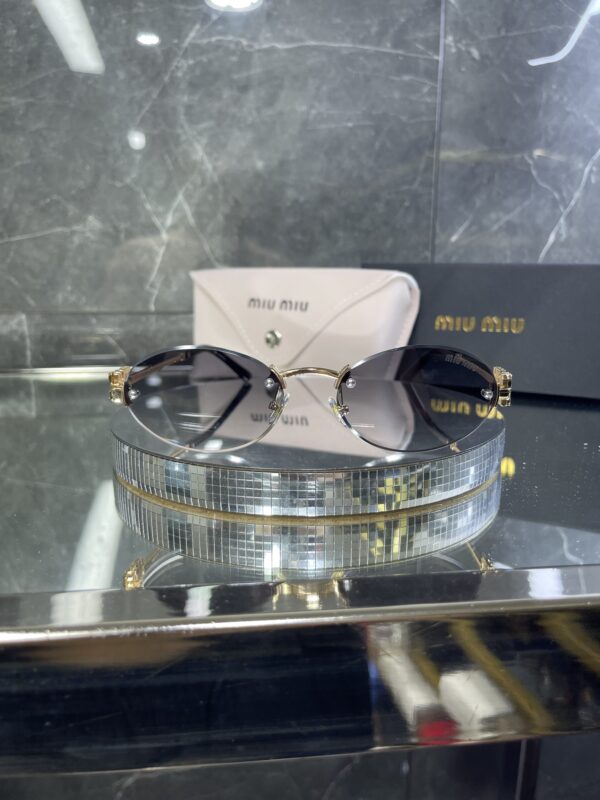 Miu Miu Oval Geometrik Siyah degrade cam 605