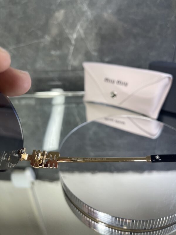 Miu Miu Oval Geometrik Siyah degrade cam 605
