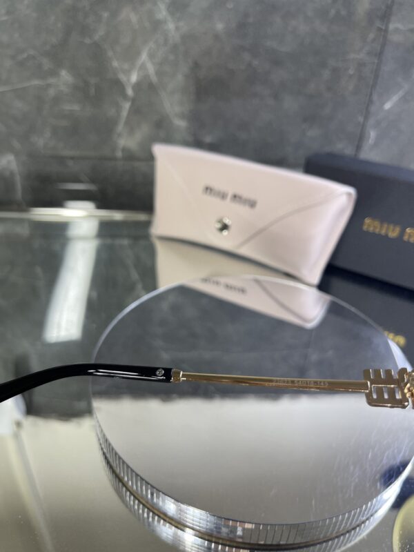 Miu Miu Oval Geometrik Siyah degrade cam 605