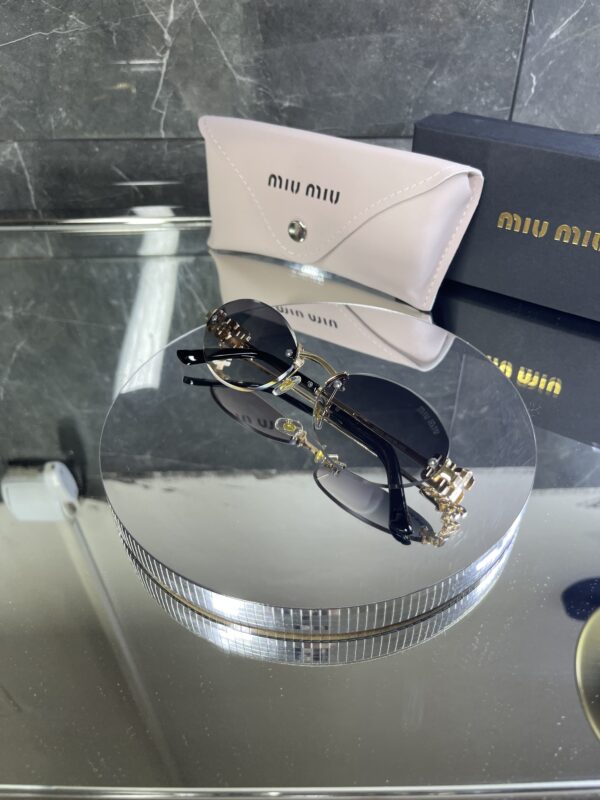 Miu Miu Oval Geometrik Siyah degrade cam 605