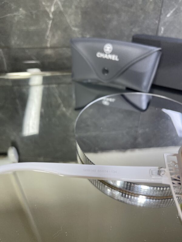 Chanel Beyaz Metal çerçeve çok renkli cam 623
