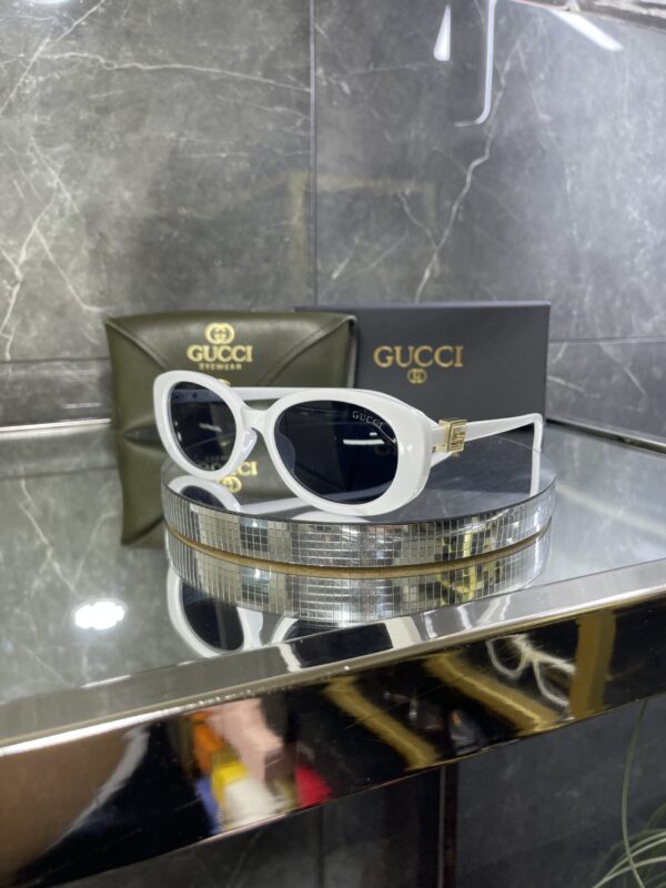 Gucci Oval Beyaz Çerçeve Siyah cam 643