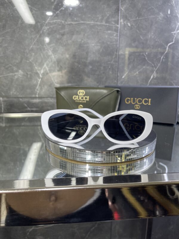 Gucci Oval Beyaz Çerçeve Siyah cam 643