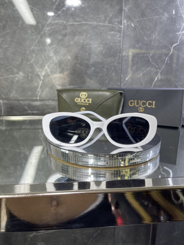 Gucci Oval Beyaz Çerçeve Siyah cam 643
