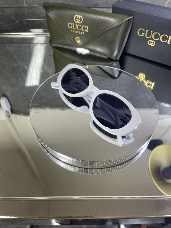 Gucci Oval Beyaz Çerçeve Siyah cam 643