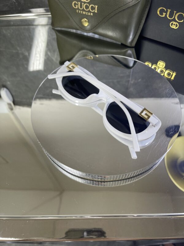 Gucci Oval Beyaz Çerçeve Siyah cam 643