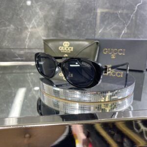Gucci Oval Siyah çerçeve Siyah cam 641