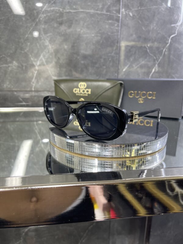 Gucci Oval Siyah çerçeve Siyah cam 641