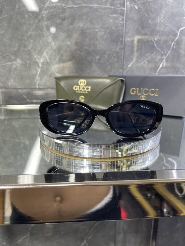 Gucci Oval Siyah çerçeve Siyah cam 641
