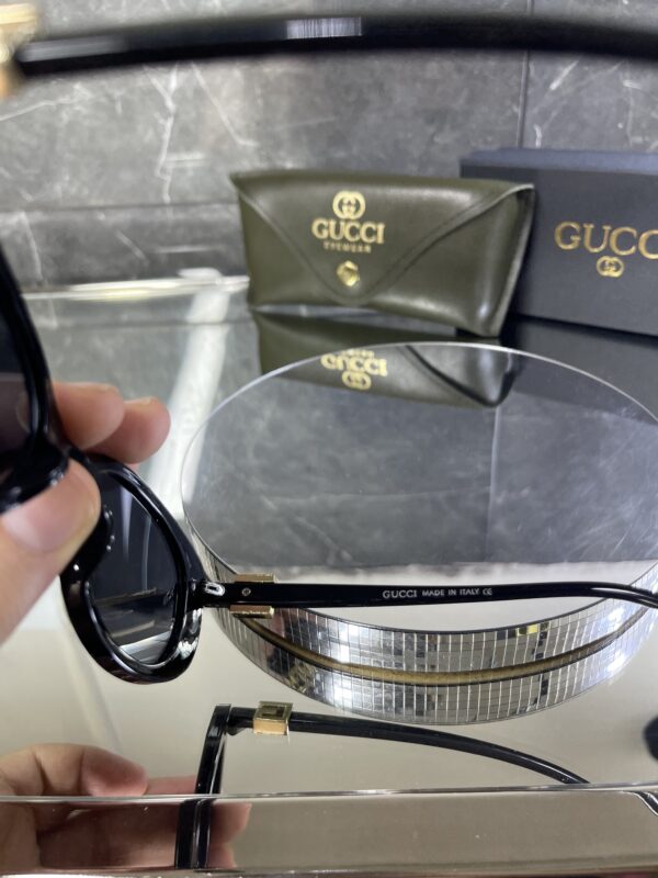 Gucci Oval Siyah çerçeve Siyah cam 641