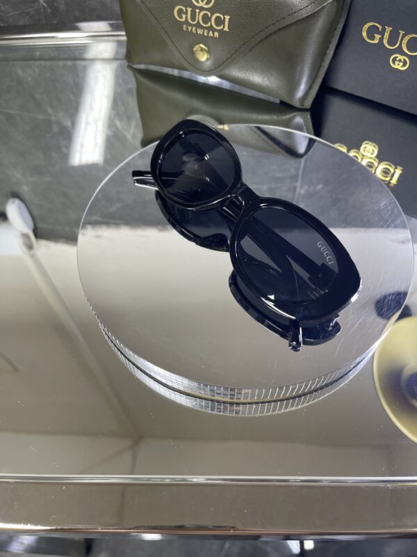 Gucci Oval Siyah çerçeve Siyah cam 641
