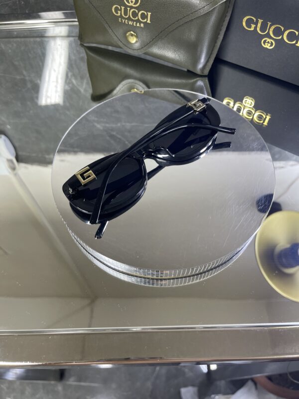 Gucci Oval Siyah çerçeve Siyah cam 641