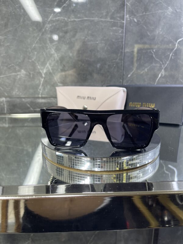 Miu Miu Kare çerçeve siyah cam 635