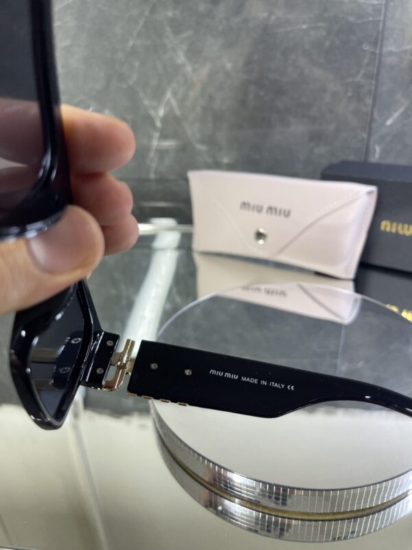 Miu Miu Kare çerçeve siyah cam 635