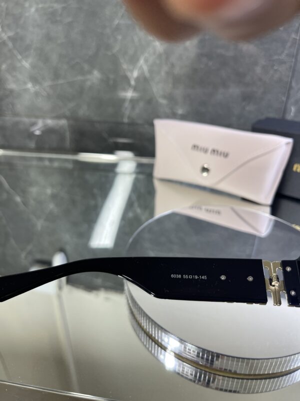 Miu Miu Kare çerçeve siyah cam 635