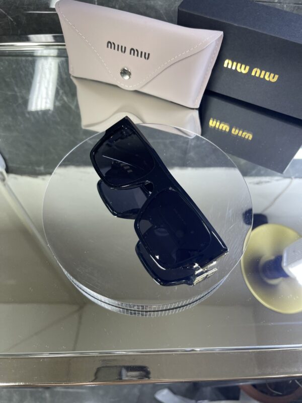 Miu Miu Kare çerçeve siyah cam 635