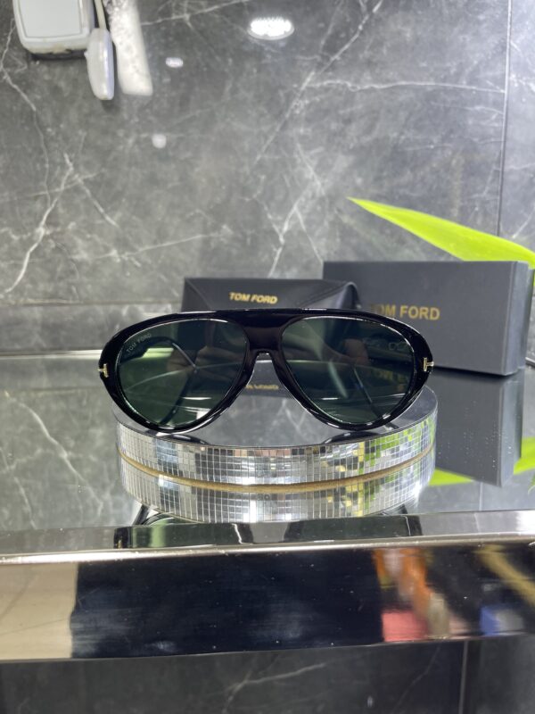 Tomford Siyah çerçeve Yeşil cam 659