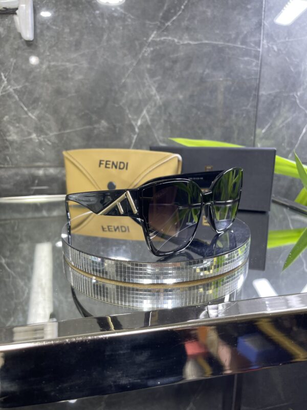 Fendi Siyah çerçeve siyah cam 652