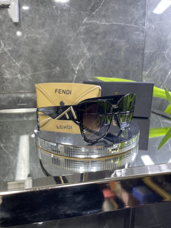 Fendi Siyah çerçeve siyah cam 652