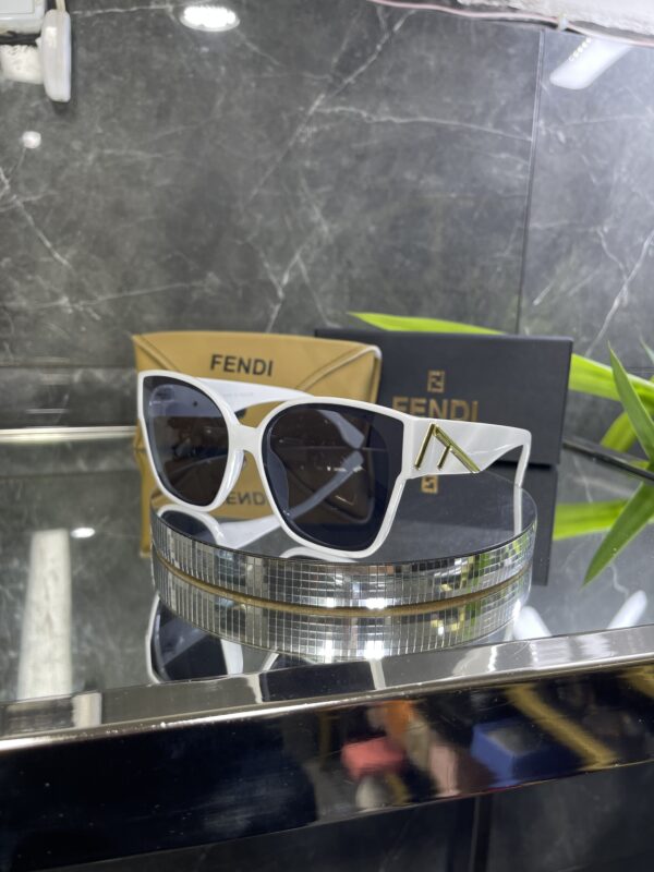 Fendi Beyaz çerçeve siyah cam 651